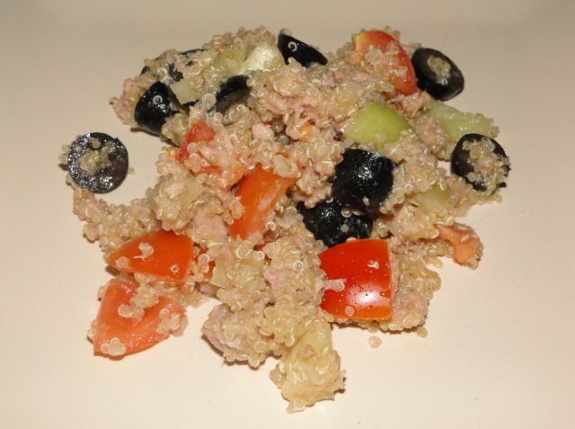 quinoa šalát s tuniakom a olivami
